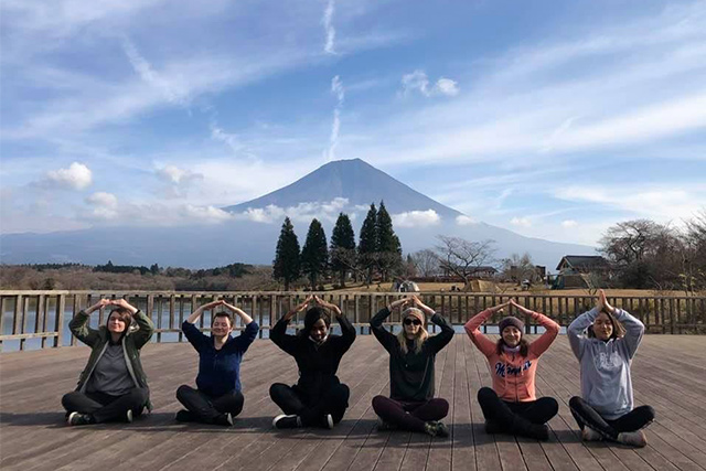 翌朝は大自然の中でモーニングヨガ