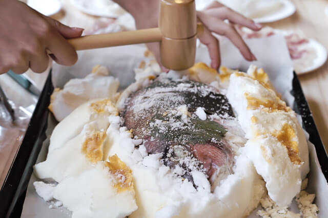 真鯛をダイナミックな塩釜焼き