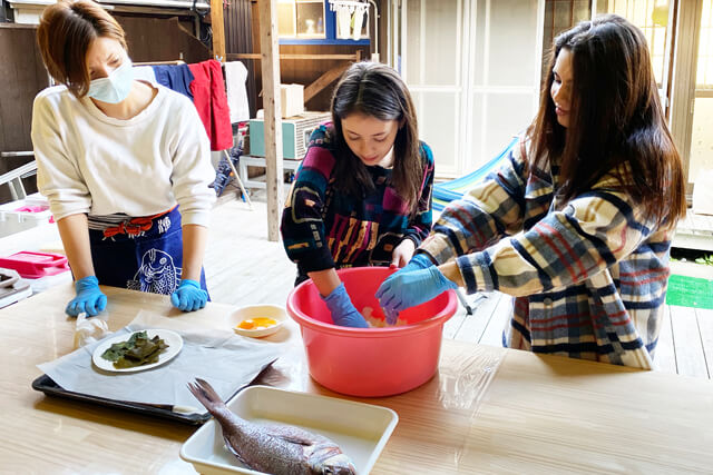 とれたての魚を使って料理体験