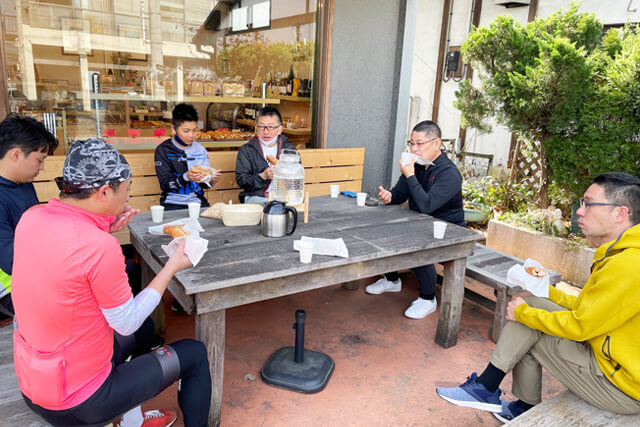 大自然の中で食べるパンは最高
