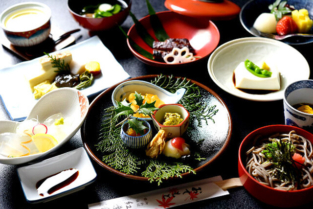 畳と趣のある和風の個室で精進料理を堪能