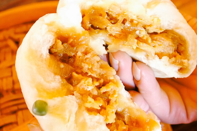50年熟成の秘伝のタレで作るカツ丼の具と、ふわふわの中華まんで包んだB級グルメ「カツ煮まん」