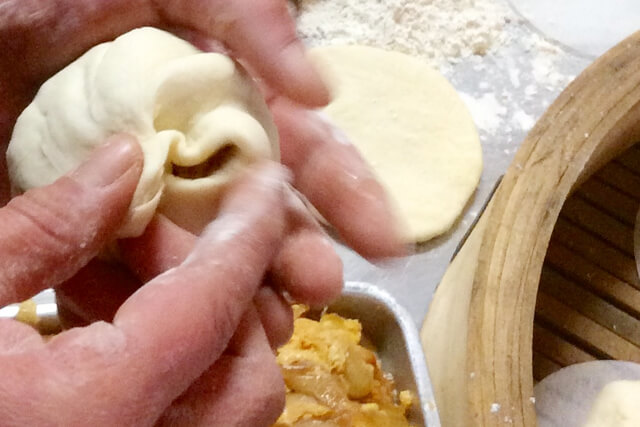カツ煮まん発祥の店で自分で作って出来立てを味わうチャンス
