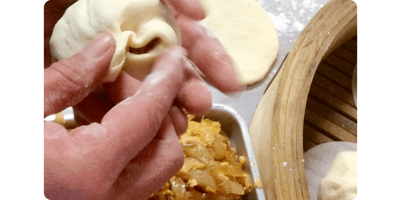 カツ煮まん発祥の店で自分で作って出来立てを味わうチャンス
