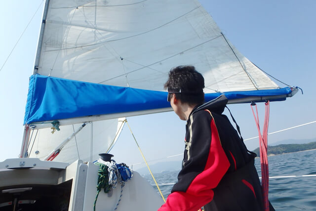 肌をよぎる潮風や青い海と空に囲まれて船上でひと息つける