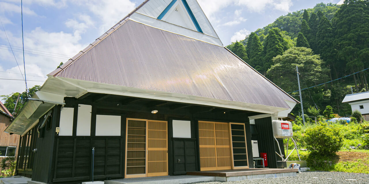 茅葺屋根の古民家宿