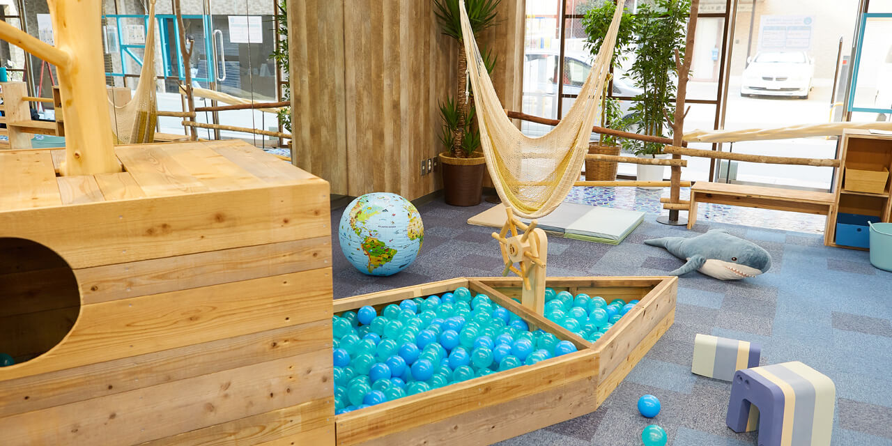 おもちゃに触れる