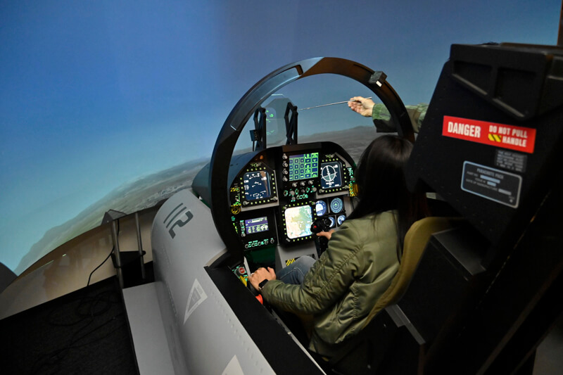 【体験記】空港そばでパイロットになろう！戦闘機パイロットを本気で尊敬する モビマ旅＠フライトシミュレーター体験in羽田イノベーションシティ