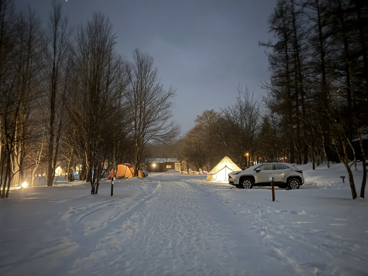 夜のテントの風景