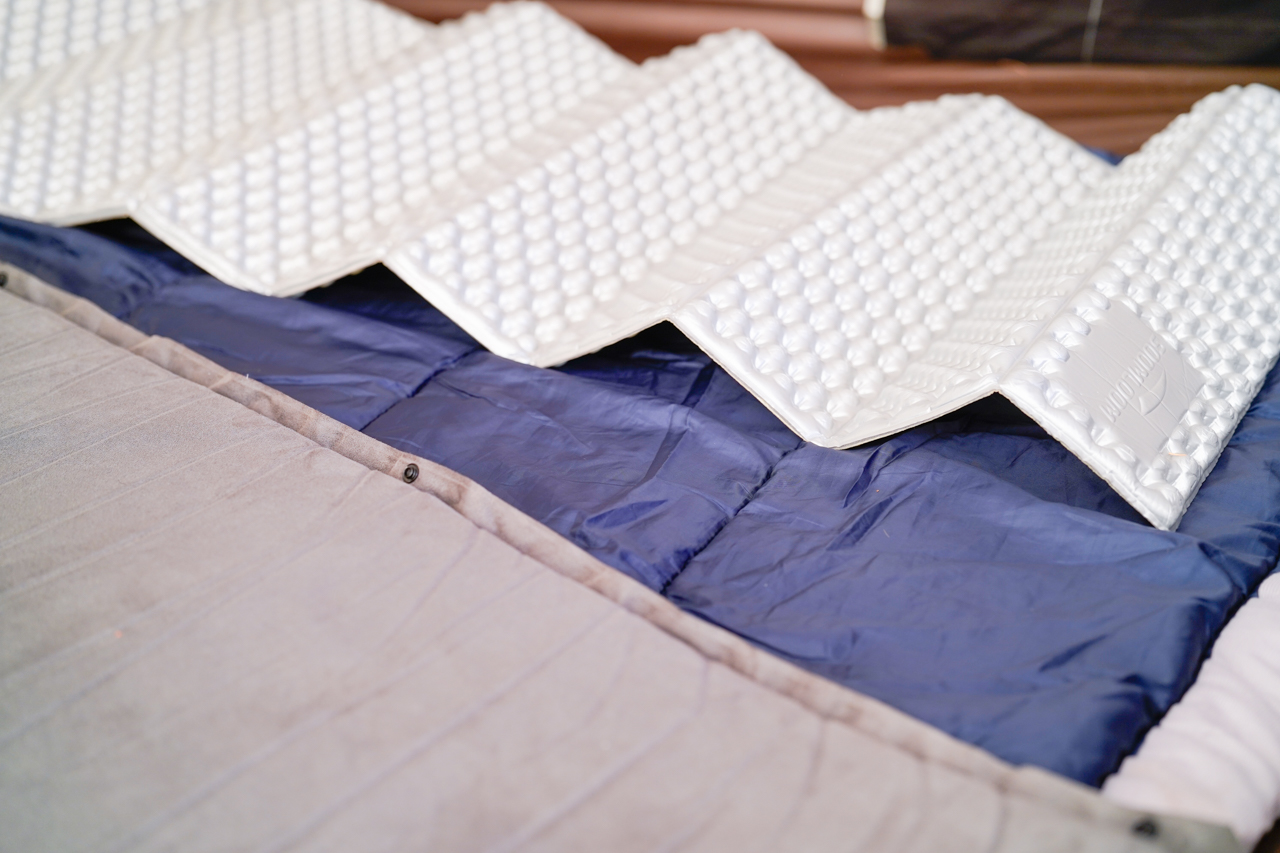 紺色のものが厚手のブランケット