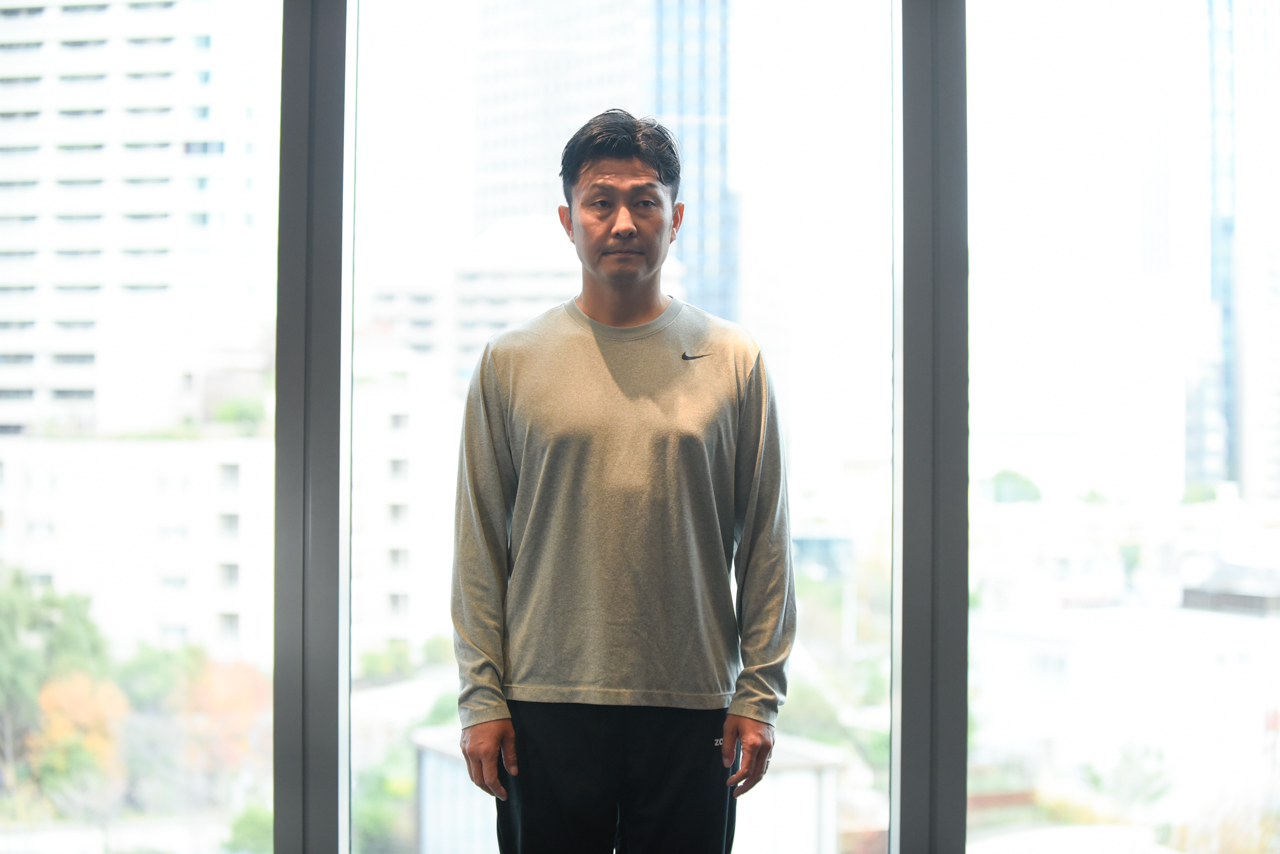 インナーのグレーTシャツ