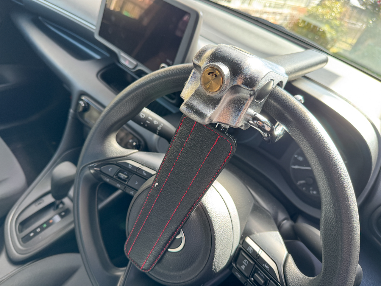 車内に馴染むハンドルロック