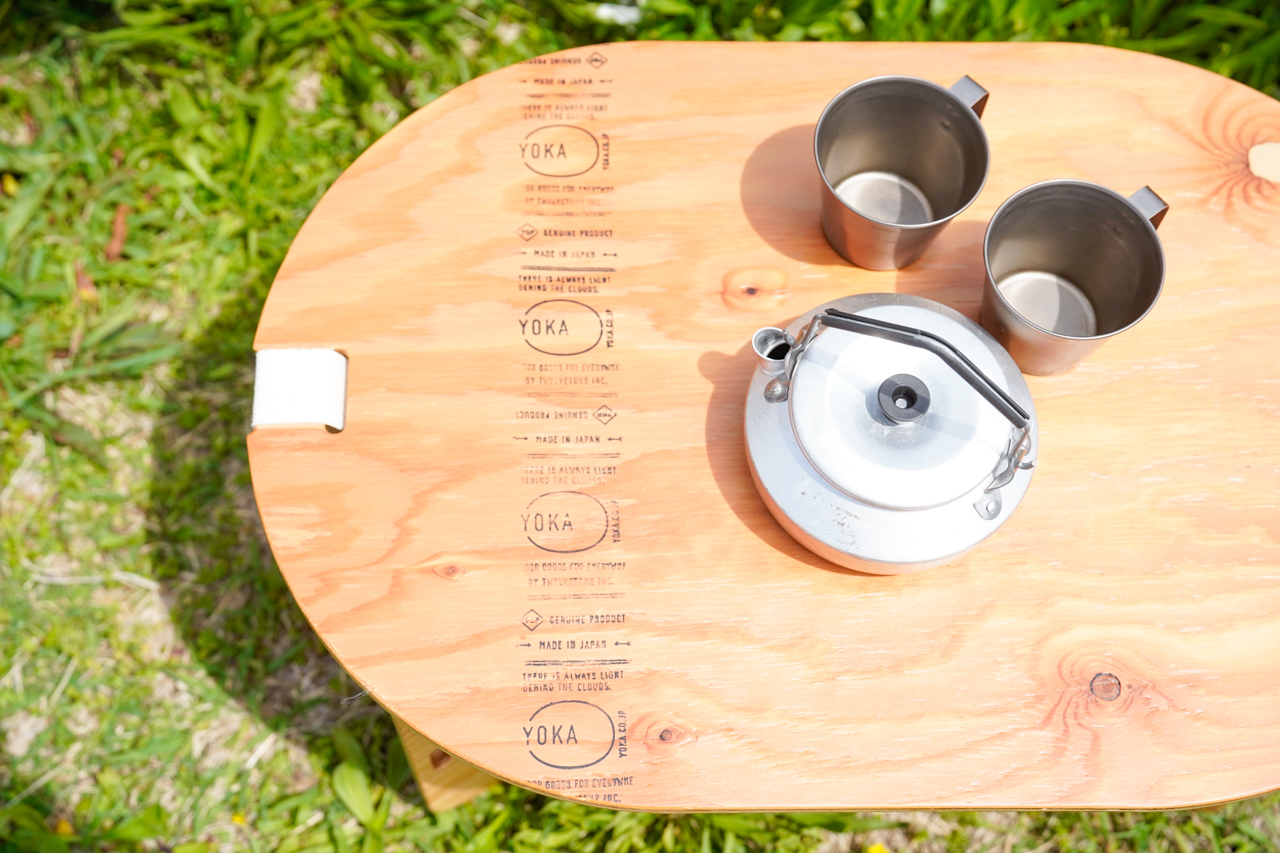 ケトルやマグが載ったOVAL TABLE